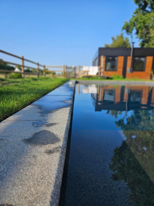 Houten Huisje Tussen Paarden Nieuwerkerken ภายนอก รูปภาพ